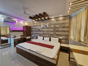 ein Schlafzimmer mit großem Bett und ein Badezimmer in der Unterkunft MIST RESIDENCY in Kattappana