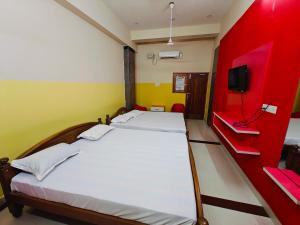 SAlBALA LODGE - AC ROOMS WITH COOKING FACILITIES Near CMC客房内的一张或多张床位