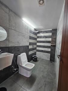 ein Badezimmer mit Toilette und Waschbecken in der Unterkunft MIST RESIDENCY in Kattappana