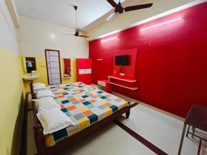SAlBALA LODGE - AC ROOMS WITH COOKING FACILITIES Near CMC客房内的一张或多张床位