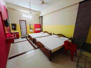 SAlBALA LODGE - AC ROOMS WITH COOKING FACILITIES Near CMC客房内的一张或多张床位