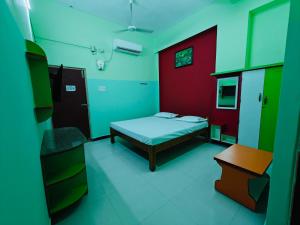 SAlBALA LODGE - AC ROOMS WITH COOKING FACILITIES Near CMC客房内的一张或多张床位