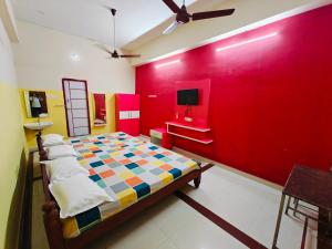SAlBALA LODGE - AC ROOMS WITH COOKING FACILITIES Near CMC客房内的一张或多张床位