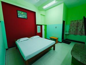 SAlBALA LODGE - AC ROOMS WITH COOKING FACILITIES Near CMC客房内的一张或多张床位