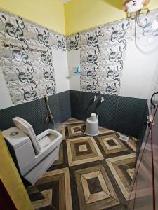 韦洛尔SAlBALA LODGE - AC ROOMS WITH COOKING FACILITIES Near CMC的带马桶和水槽的浴室 更多37张照片