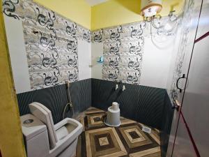 韦洛尔SAlBALA LODGE - AC ROOMS WITH COOKING FACILITIES Near CMC的带马桶和水槽的浴室