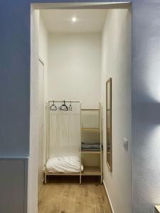a small room with white walls and wooden floors at Carruzzata 2 in Bagheria
