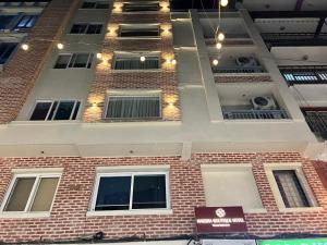 un alto edificio di mattoni con luci sopra di Harsha Boutique Hotel a Kathmandu