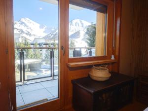 Cette chambre dispose d'une fenêtre offrant une vue sur la montagne. dans l'établissement Hostdomus - Good Vibes Apartment, à Sestrières 19 autres photos