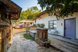 a backyard with a bench and a house at Yingde YeDuGu Resort in Gaozhoupu