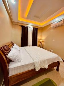 Postel nebo postele na pokoji v ubytování Nyumbani Deluxe in Kijitonyama