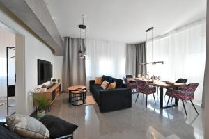 TV/trung tâm giải trí tại Yello Homes - Luxus Loft für bis zu 7 Personen nähe Airport & Messe, Tischfußball & Whirlpool