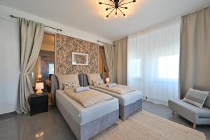 Giường trong phòng chung tại Yello Homes - Luxus Loft für bis zu 7 Personen nähe Airport & Messe, Tischfußball & Whirlpool