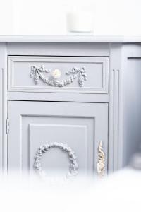 a white fireplace with a wreath on it at Carpe Deimern in der Lüneburger Heide in Soltau +113 photos
