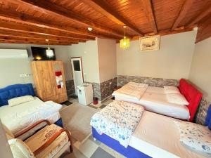 a bedroom with three beds in a room at ÖZ Butik Otel Antik Kent Myrleia in Mudanya
