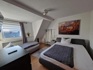 Un dormitorio con dos camas y una ventana. en Wohnen auf Zeit Hagen Monteurunterkunft & Übergangswohnungen, en Hagen