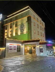 Bangunan di mana terletaknya hotel cinta