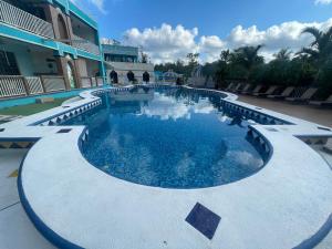 una piscina al centro di un edificio di CÚPULAS BLUE prívate residence club a Cozumel
