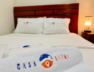 a bed with two towels on top of it at Habitación Céntrica en Iquitos - Casa Alemi 9 in Iquitos