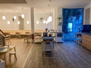 柏林Minimal Hostel Kreuzberg的厨房以及带桌椅的用餐室。