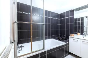 a bathroom with a tub and a sink at Triplex cosy à 20min des Champs Elysées in Gennevilliers +20 photos
