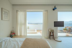 una camera con letto, TV e balcone di Byeolsai a Gyeongju