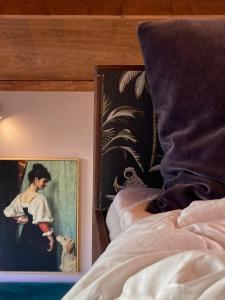 un cuadro en la pared junto a una cama en Deborah's Hiding Place, en Alkmaar 48 fotos más