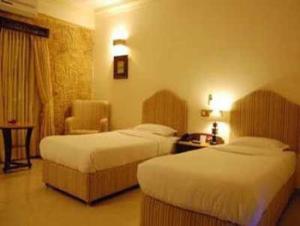 Giường trong phòng chung tại Deoki niwas palace