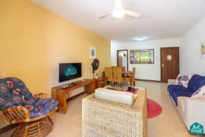 Μια τηλεόραση ή/και κέντρο ψυχαγωγίας στο Reserva Imbassaí - Apto TD 3 102 Buganvílias