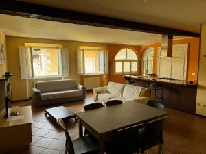 ein Wohnzimmer mit Sofa und Tisch in der Unterkunft Apartments Cabianchi in Orta San Giulio