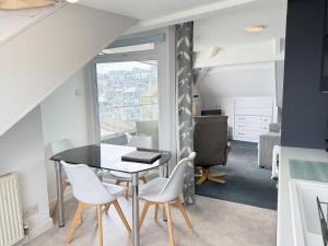 Ruang duduk di Crows Nest - panoramic views of St Ives harbour