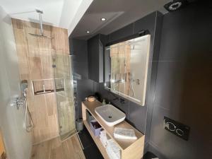 Ένα μπάνιο στο Apartment Obsidian +36 φωτογραφίες