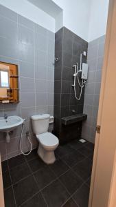 ein Badezimmer mit Toilette, Waschbecken und Dusche in der Unterkunft Villa 63 3Bedroom 8pax in Beranang + 20 Fotos