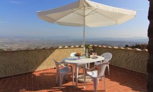 A balcony or terrace at La Terrazza sulla Val d'Orcia