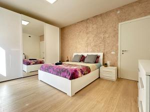 Postel nebo postele na pokoji v ubytování 10 min to Venice Modern & Cozy Apartment