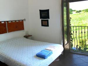 ein Schlafzimmer mit einem Bett und einer Glasschiebetür in der Unterkunft C'era Una Volta in Ripatransone