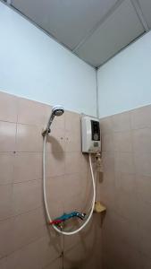 Una ducha en un baño con una manguera en la pared. en BB Sweet Home, en Ban Hin Kong (1)
