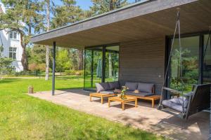 ヘリングスドルフにあるBeach Houseのソファとテーブル付きのパティオ