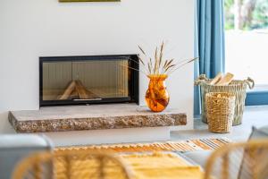 ヘリングスドルフにあるBeach Houseのリビングルーム(暖炉、テーブル付)