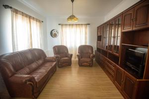 a living room with a couch and two chairs at Casa Gabriel Barbosa in Lagoa