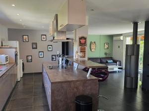 Η κουζίνα ή μικρή κουζίνα στο Maison Climatisée, Jardin, Piscine, 7 pers