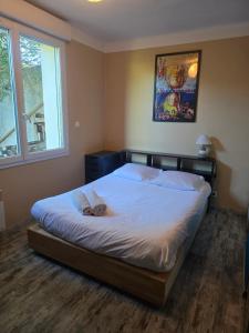 Ένα ή περισσότερα κρεβάτια σε δωμάτιο στο Maison Climatisée, Jardin, Piscine, 7 pers