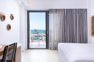 Postel nebo postele na pokoji v ubytování Icon Suites by the sea + 37 fotografií