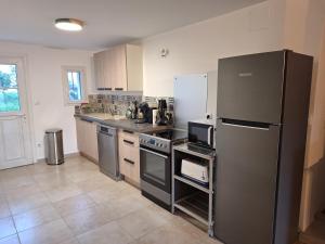 Kuchyň nebo kuchyňský kout v ubytování Maison Rustrel entre ocres et lavandes 3 chambres