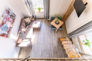 vistas panorámicas a una sala de estar con sofá y mesa en The Wonderful Loft, en Liubliana