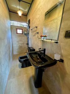 Un baño con lavabo e inodoro en Amandawa Eco, en Gampaha