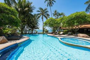 ein Swimmingpool in einem Resort mit Palmen in der Unterkunft Beachfront Villa, Private Pool, Stunning Bang Por Beach in Koh Samui 
