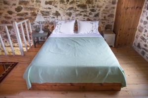Un dormitorio con una cama grande en una habitación. en Orgon Farm Traditional Houses, en Apóstoloi