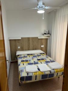 a bedroom with a bed in a room at Apartamento CA VALEN 4 in Peniscola