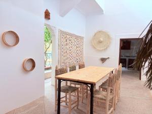 a dining room with a wooden table and chairs at Calme et sérénité in Taroudant